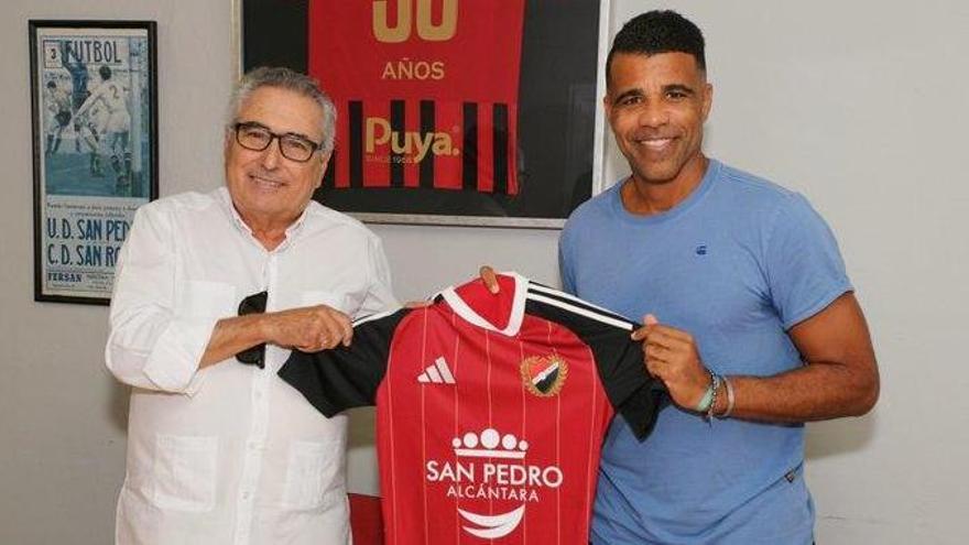 Rodolfo Bodipo posa con la camiseta de la UD San Pedro