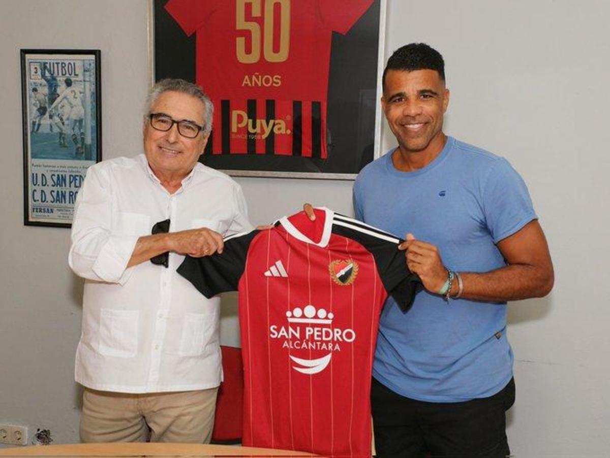 Rodolfo Bodipo posa con la camiseta de la UD San Pedro