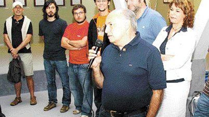 El dibujante Horacio Altuna recibio un homenaje en la clausura del Salón do Cómic de Cangas. / EUGENIO ROUCO