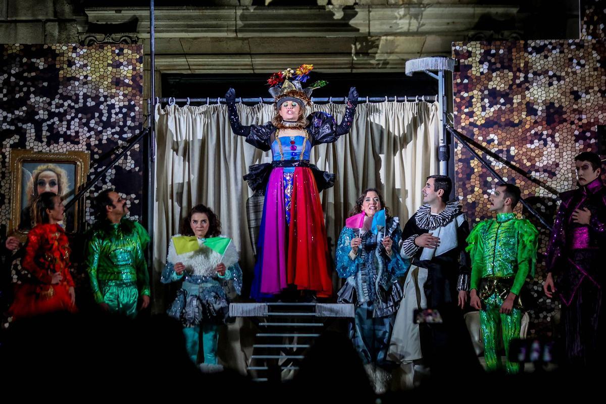 Cercavila de incio del Carnaval de Barcelona. El recorrido ha empezado al inicio de la Rambla para dirigirse al Palau de la Virreina, donde ha habido un espectáculo y una 'taronjada' ( confeti y globos)