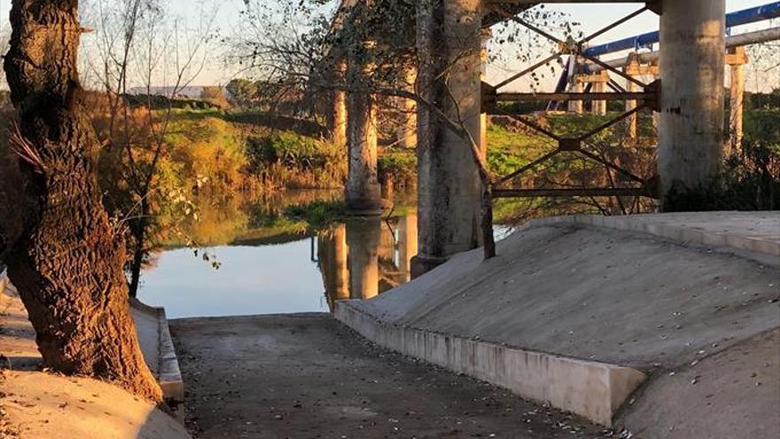 El Ayuntamiento instalará un pantalán en el embarcadero del río