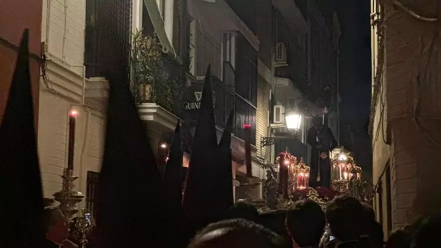 Vídeo |  La comitiva del Señor de la Salud avanza y llega a la Plaza de San Román
