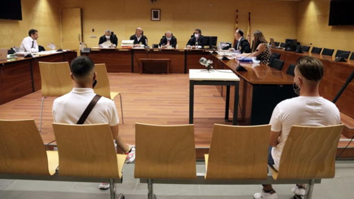 Los dos acusados de violar a una mujer en Girona, durante el juicio.