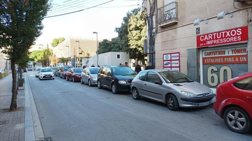 Vehicles estacionats a la zona taronja del carrer Castelló. | SANTI COLL