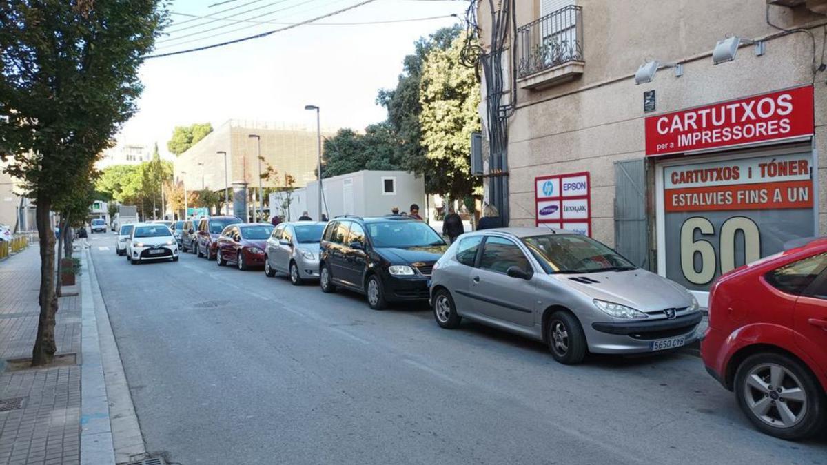 Vehicles estacionats a la zona taronja del carrer Castelló. | SANTI COLL