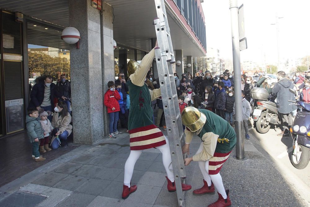 Els patges reials porten la màgia als barris de Girona