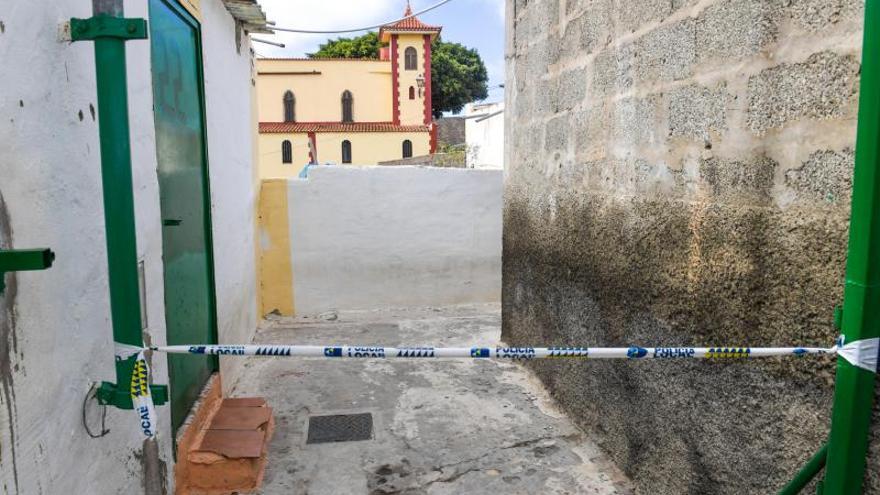 Muro caído del Colegio Publico del barrio teldense de La Higuera Canaria