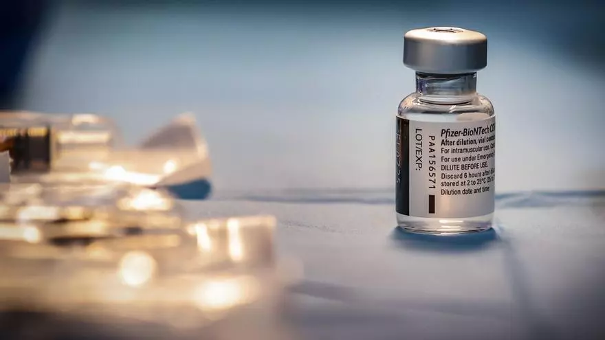 Los vacunados con Pfizer podrían recibir una tercera dosis de recuerdo