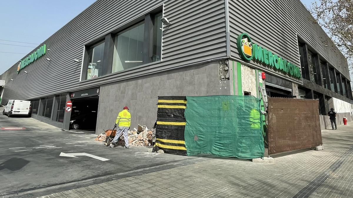 Uns lladres volen la caixa forta d’un supermercat de Terrassa