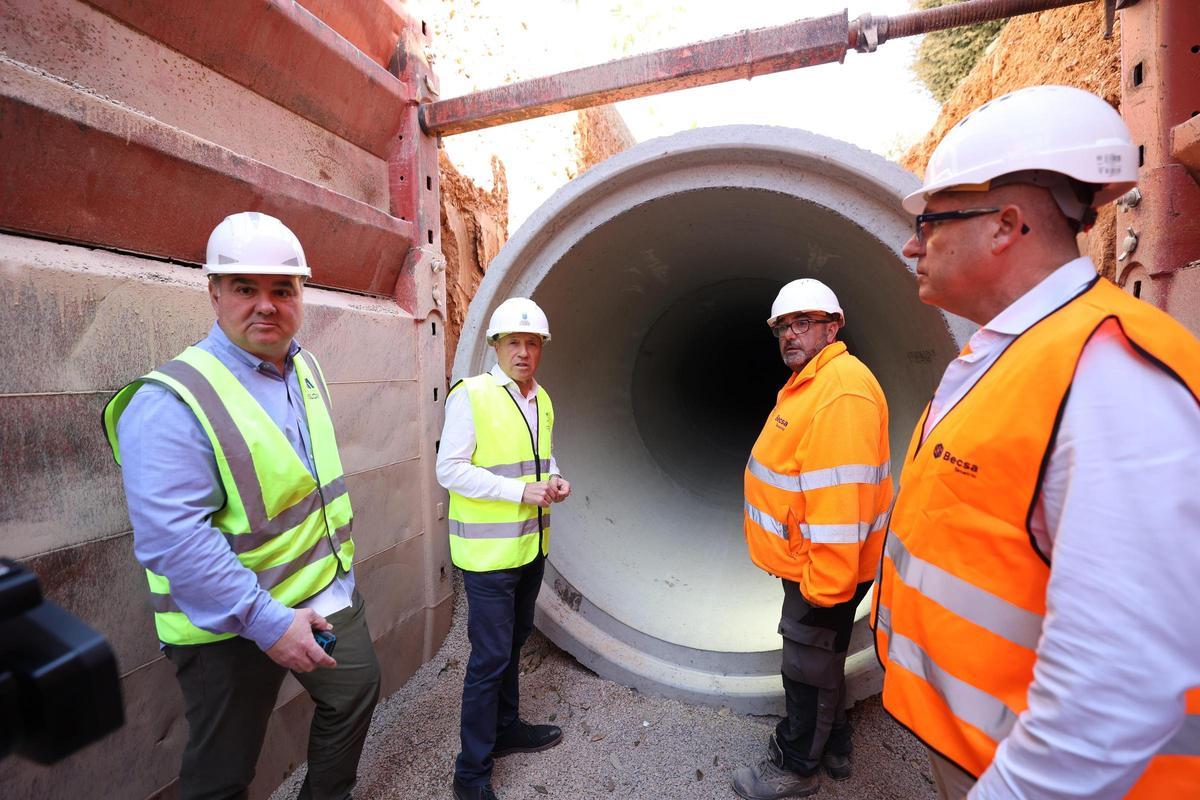 Otra foto de la visita a las obras.