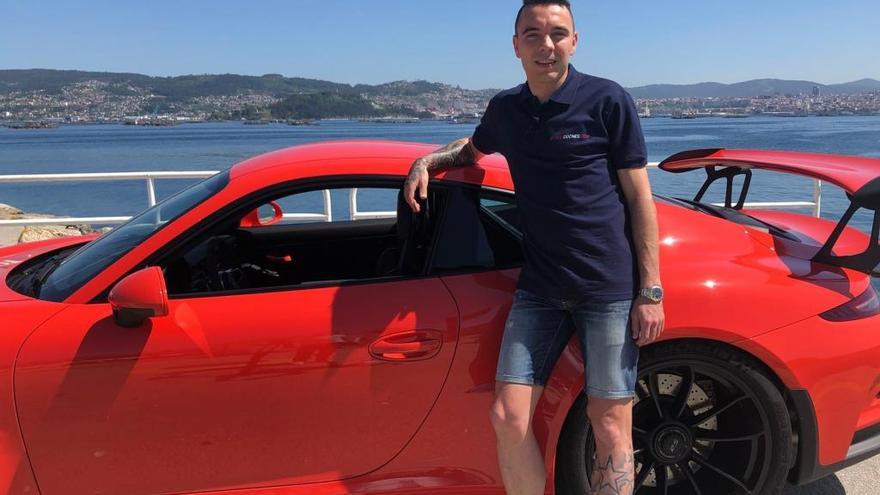 Iago Aspas, en Moaña, junto a su Porsche de edición limitada. // BuscoCoches