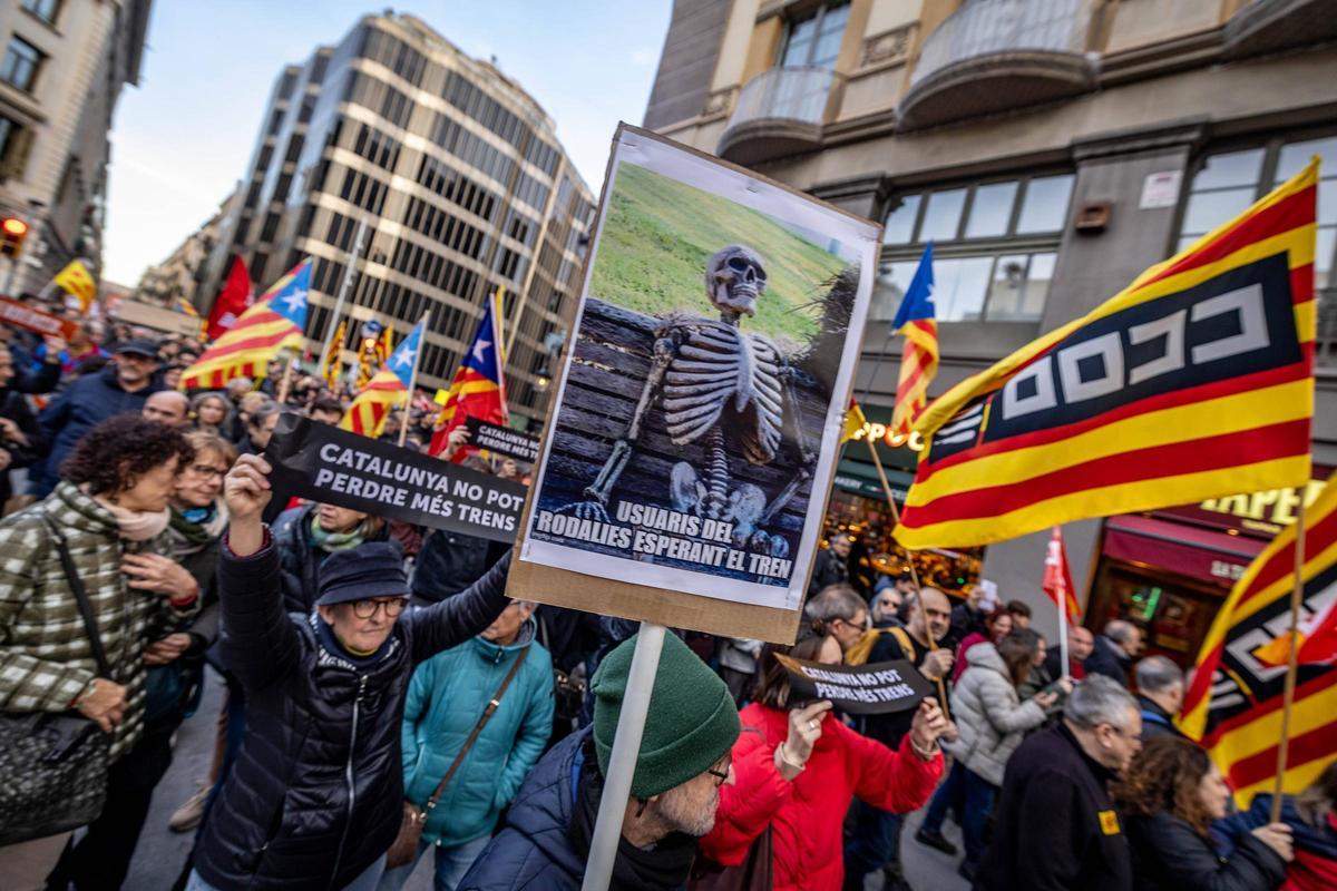 Los usuarios de Rodalies se manifiestan en Barcelona Los usuarios de Rodalies se manifiestan en Barcelona