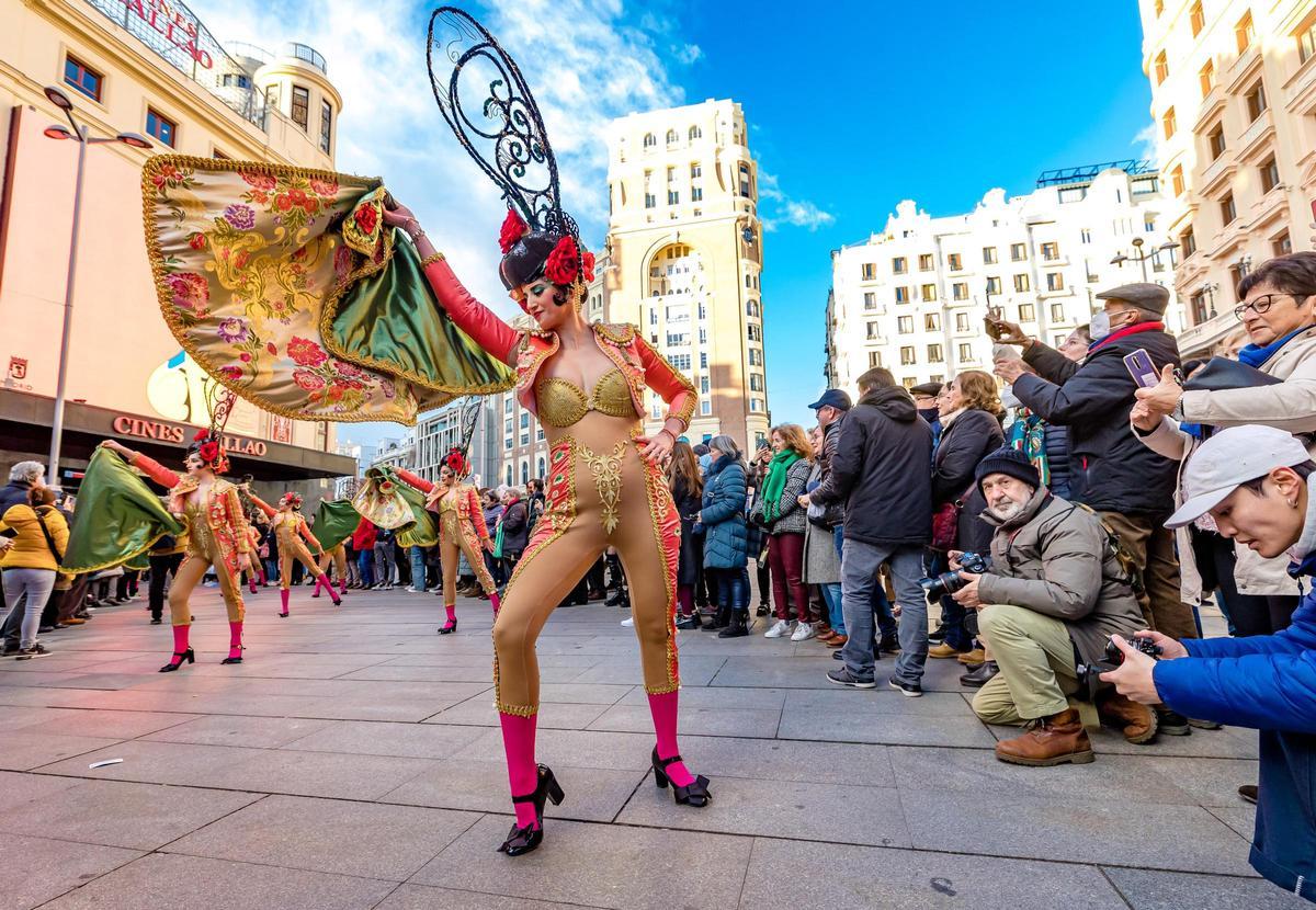 El Carnaval de Torrevieja desfila en el centro de Madrid con motivo de Fitur