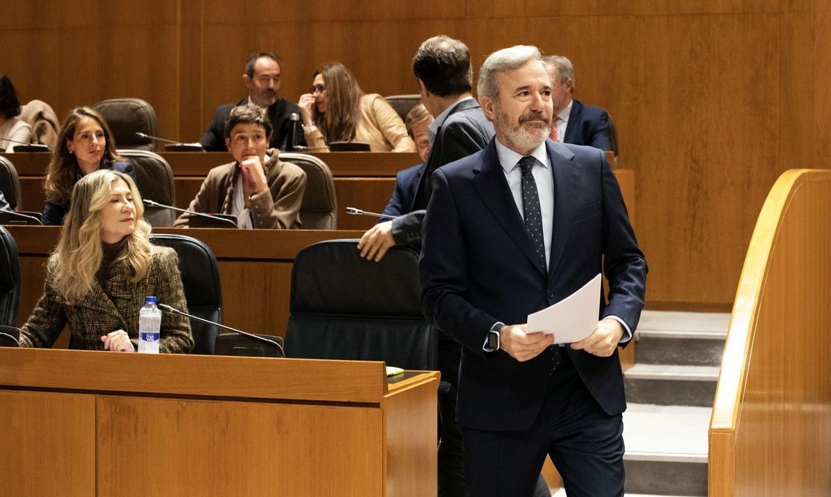 El presidente de Aragón, Jorge Azcón, en un pleno de las Cortes de Aragón.