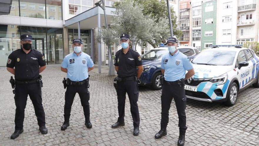 Los agentes lusos junto a sus compañeros de la Comisaría de Vigo.   | // P. H.