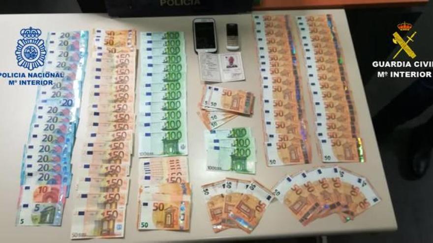 Billetes incautados en la operación con tres detenidos.