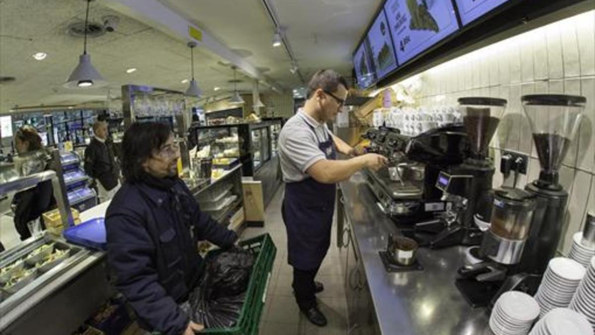 RECUPERACIÓN DE LOS DESECHOSRecogida en Sants de los posos de café que se convertirán en pellet