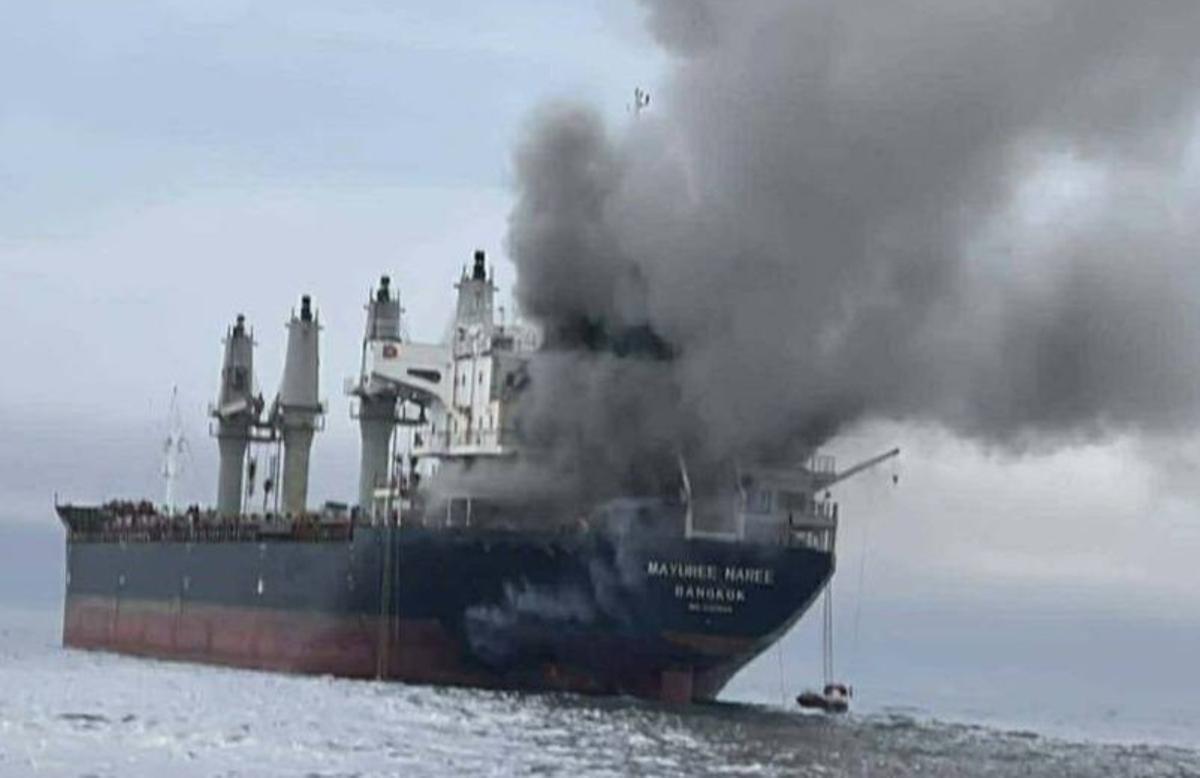 UKMTO informa de 3 barcos alcanzados por proyectiles en Ormuz y alrededores últimas horas.