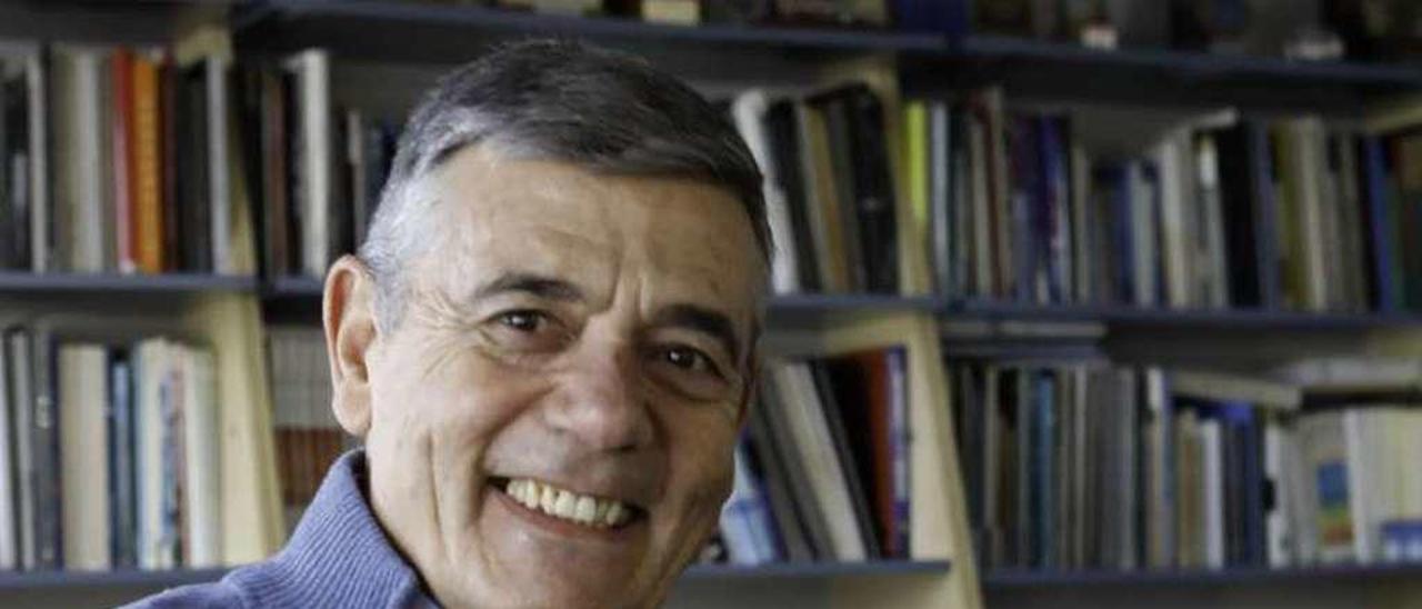 Silverio Sánchez Corredera, con un ejemplar de su nuevo libro.