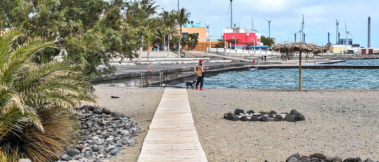 Parte del frente de playa  de Castillo  del Romeral, con una pasarela de acceso a las piscinas naturales y una parte del Parque Marítimo creado por los vecinos | | JUAN CASTRO