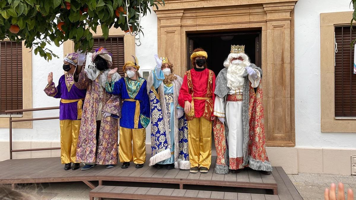 Los Reyes saludan a los niños en una reciente cabalgata de La Victoria.