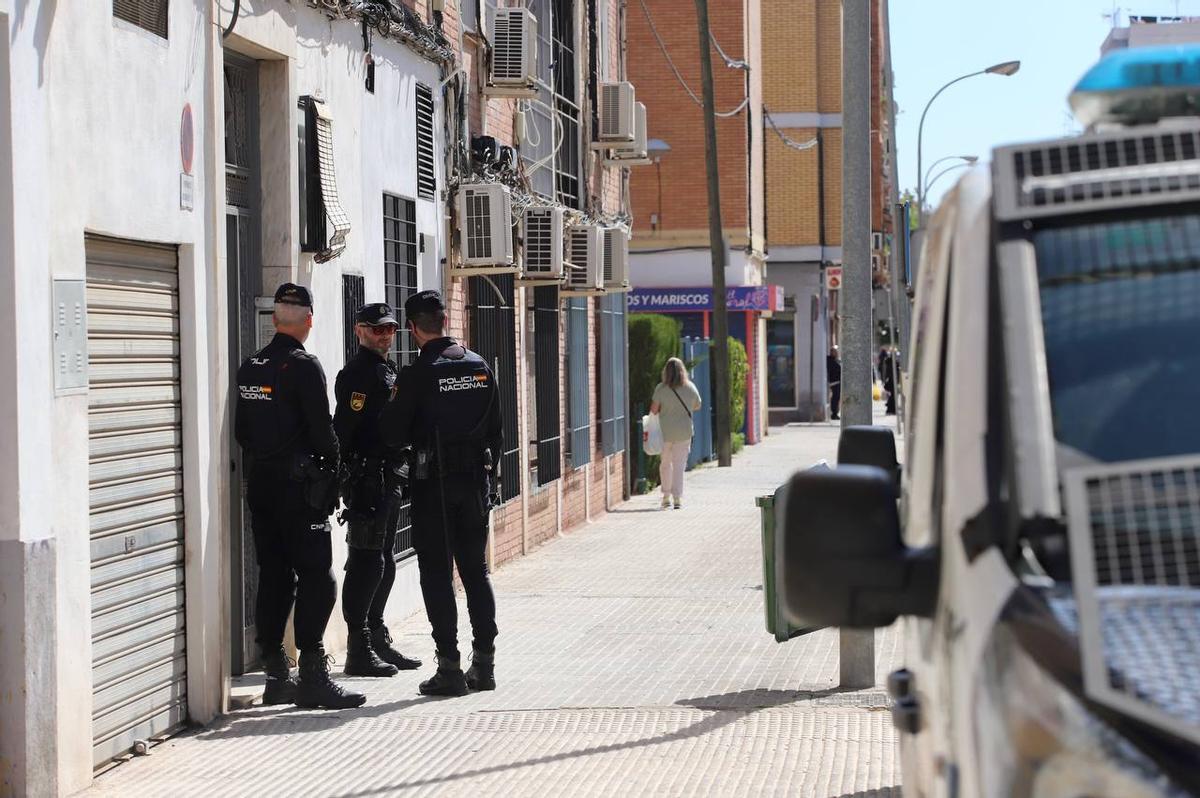 Agentes de la Policía Nacional en el exterior del bloque donde se ha registrado el suces, en la calle Platero Pedro de Bares, 3.