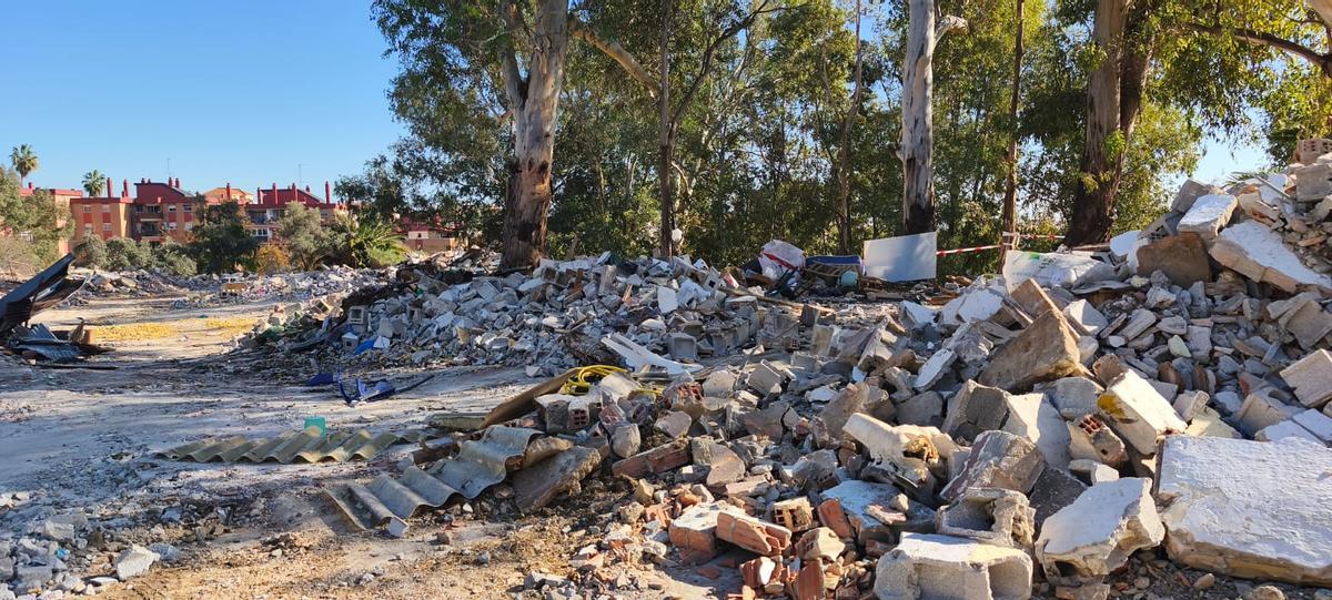 Escombros tras el derribo de las cuadras de caballos de Teatinos, en diciembre.
