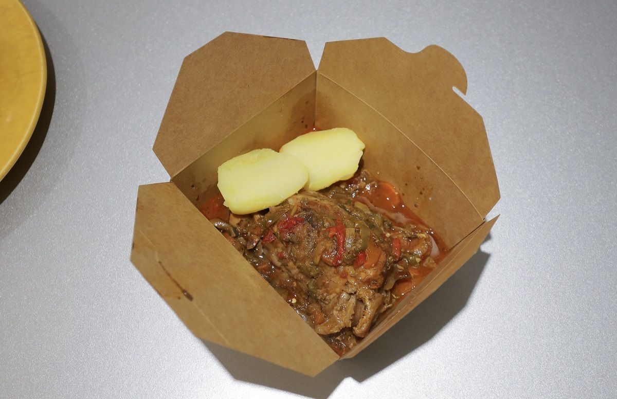 En imágenes | De todos, el bar del centro de Zaragoza que triunfa con comida casera para llevar a buen precio