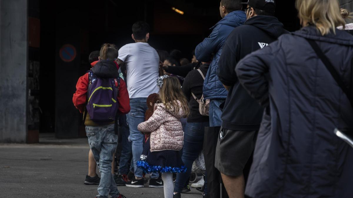 Imatge d’arxiu de persones vulnerables en un repartiment d’aliments a Mestalla