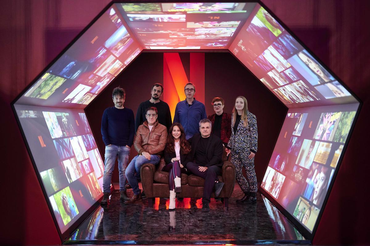 Los guionistas y/o directores Oriol Paulo, Àlex Pastor, Álex Pina, David Pastor, Esther Martínez Lobato, Carlos Montero, Laura Sarmiento y Núria Valls, en la inauguración de la segunda fase del centro de producción de Netflix en Tres Cantos.