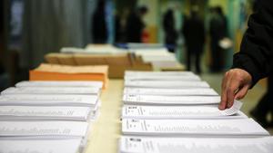 Papeletas de los diferentes partidos en el colegio electoral Repúplica de Ecuador, en Carabanchel, Madrid.