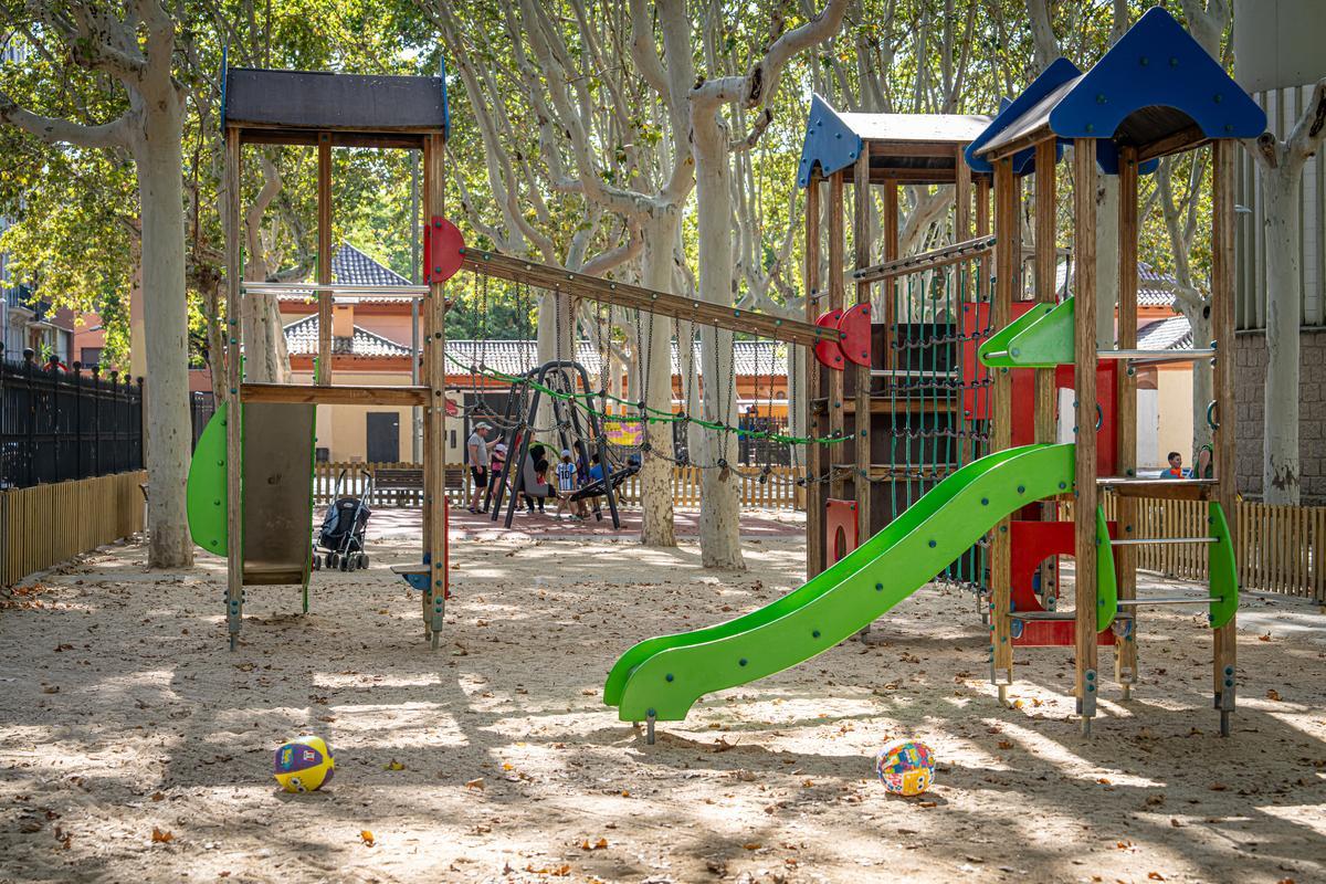 Barcelona 31/07/24 Barcelona. Fotografías de familias usuarias de la nueva zona de juegos infantiles del parque de la Espanya Industrial. Testimonios para un reportaje de Alba Zaplana. AUTOR: MANU MITRU