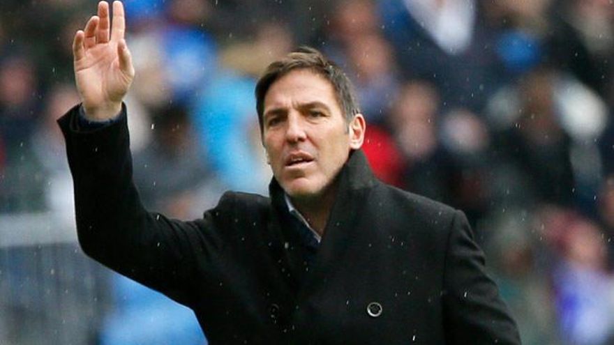 Eduardo Berizzo en la banda del Bernabéu. // EFE