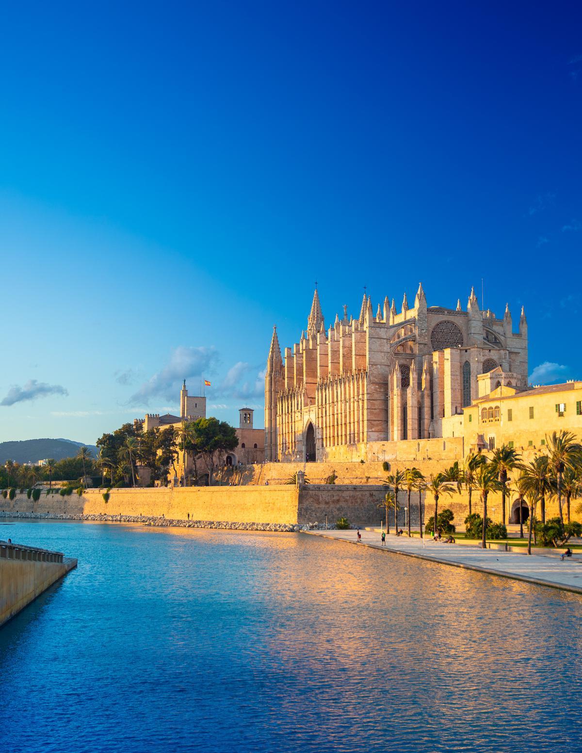 La Seu de Mallorca a los pies del paseo marítimo