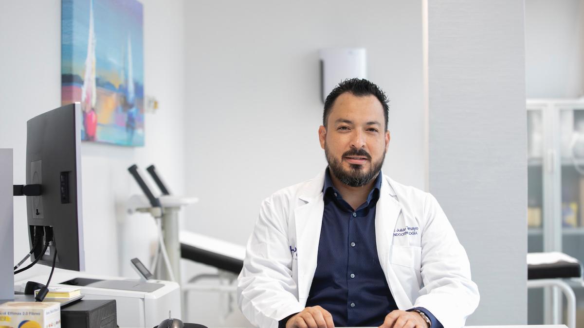 El doctor Julián Tamayo en su consulta del Hospital Perpetuo Socorro de la capital grancanaria.