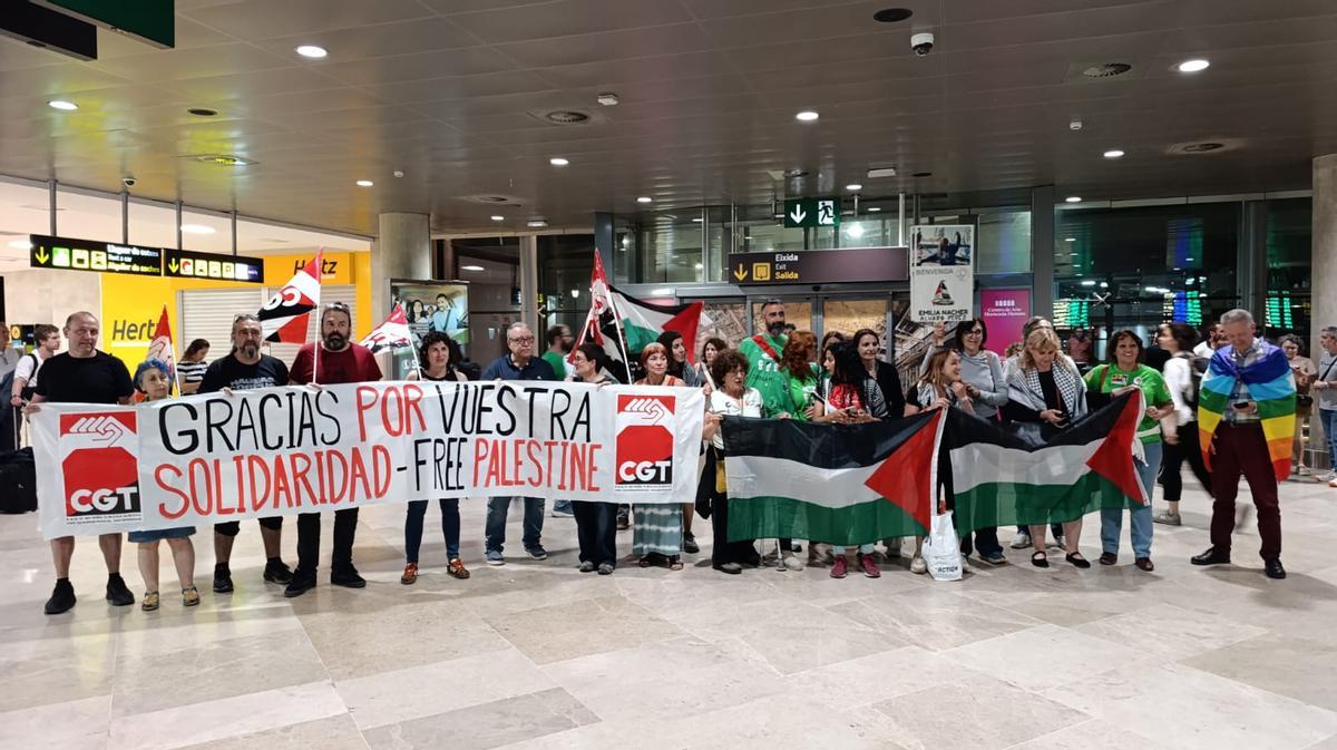 Recepción a los activistas de la flotilla en el aeropuerto de Manises