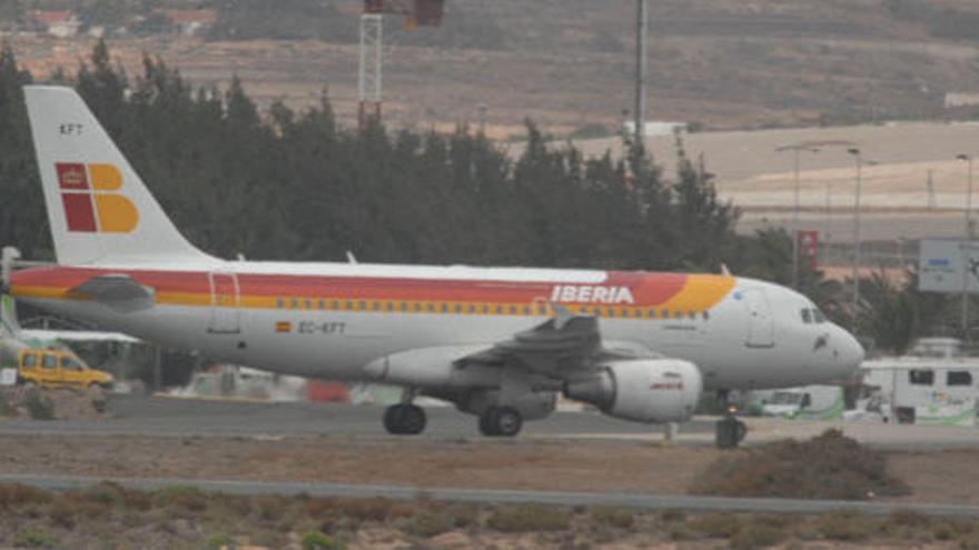 Un avión de la compañía Iberia aterriza en las pistas del aeropuerto grancanario de Gando. i J. C. CASTRO