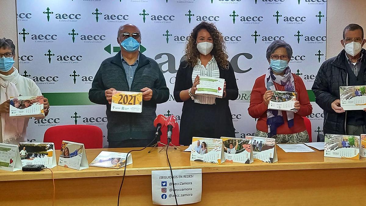 Desde la izquierda: Isabel Fradejas, Alfonso Fernández Prieto, Nora García, Teresa Álvarez y Francisco Herrero presentan el calendario. | AECC