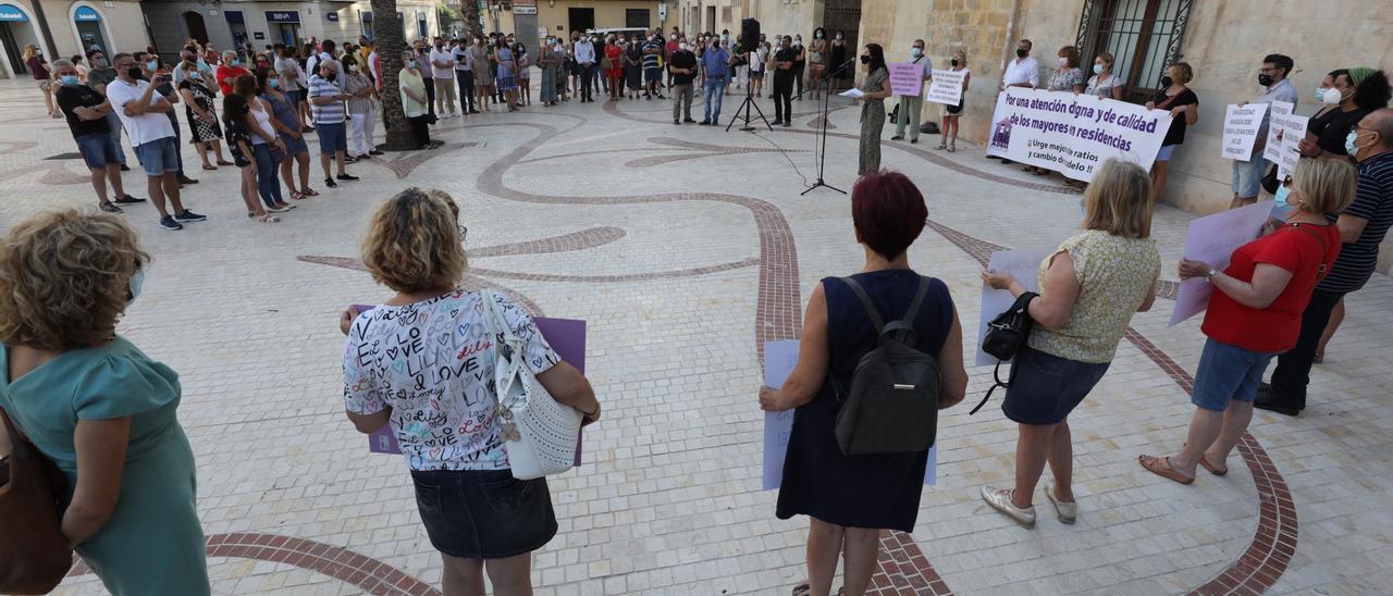 Más de 150 personas asistieron a la convocatoria de los familiares de la residencia Altabix