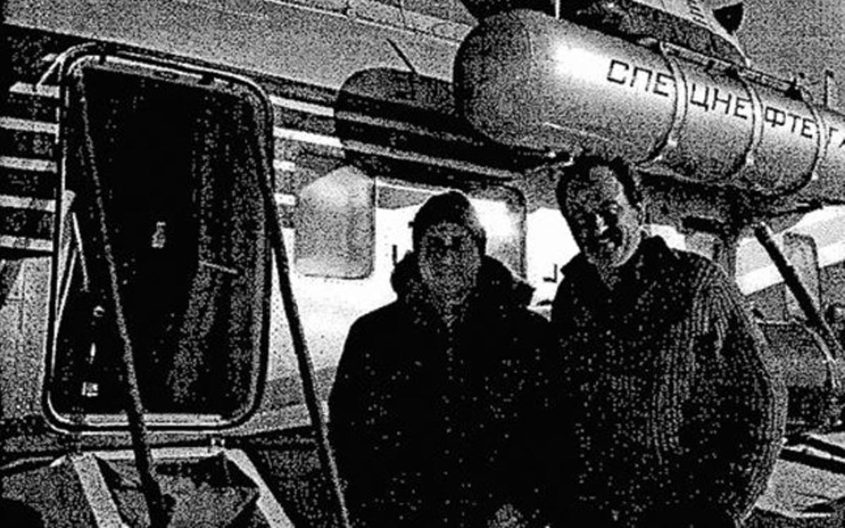 VIATGE A RÚSSIA 3 Carlos Gisbert, marit de l’arquitecta Pilar Gimeno,i Crespo, al davant d’un helicòpter durant un viatge a Rússia.