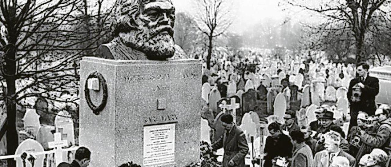 Concentración ante la tumba de Marx, en el cementerio londinense de Highgate en 1956.