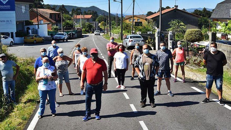 Miembros de la asociación de vecinos de Vilar, ayer, en el tramo de la Estrada do Galleiro en la que reclaman aceras a ambos lados.