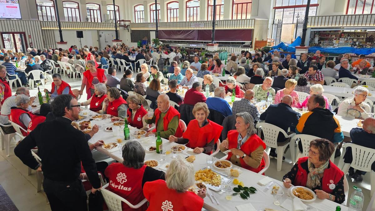 Un momento de la paellada en la plaza de abastos de la Villa