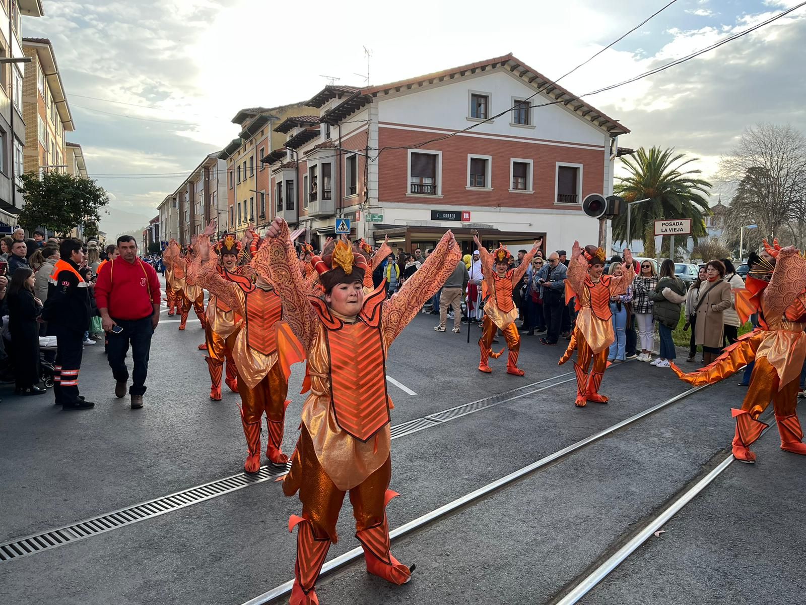 La locura del carnaval llena Posada de Llanes: así fue el multitudinario desfile