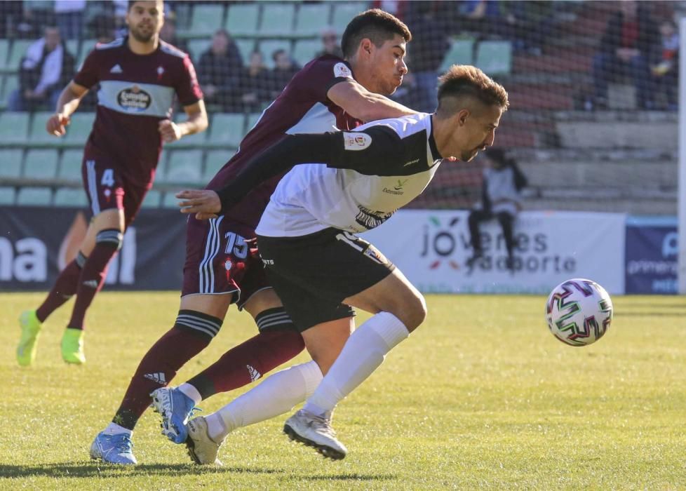 Las imágenes del duelo entre extremeños y gallegos en el Estadio Romano, que terminó con goleada celeste (1-4)