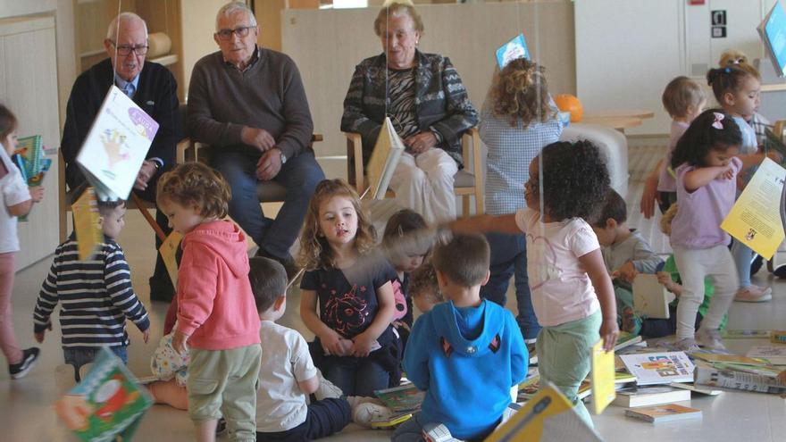 Niños de la escuela infantil y mayores del centro de día comparten una actividad lúdica.