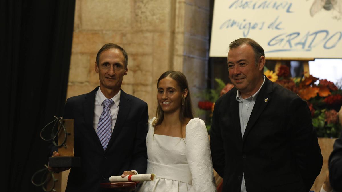 De las Heras, con su hija Covadonga y el Alcalde de Grado