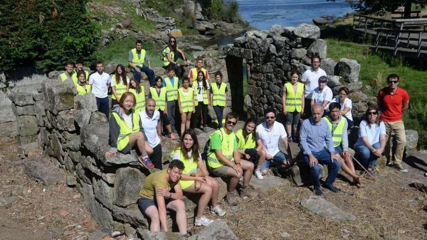 Los participantes en el proyecto posaron en su despedida en los molinos de Currás. // Noé Parga