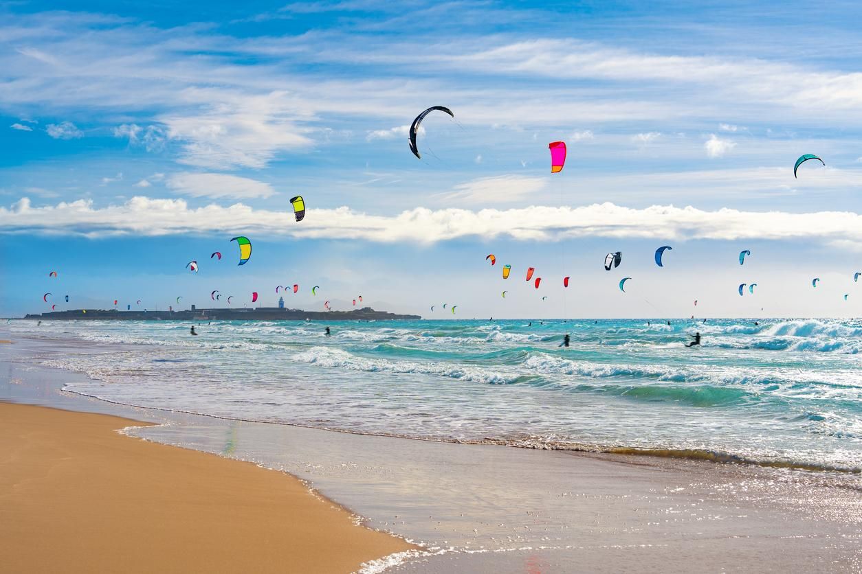 Si viajas a Tarifa, no deberías irte sin practicar kitesurf.