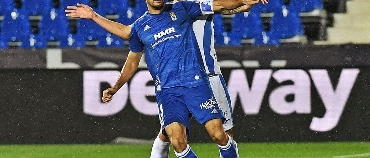 Arribas despeja el balón ante la presión de Borja Bastón.